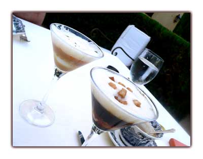 Oeufs coques au jambon (au second plan) et à la truffe