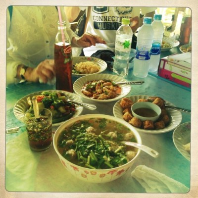 Repas dans les klongs de Bangkok