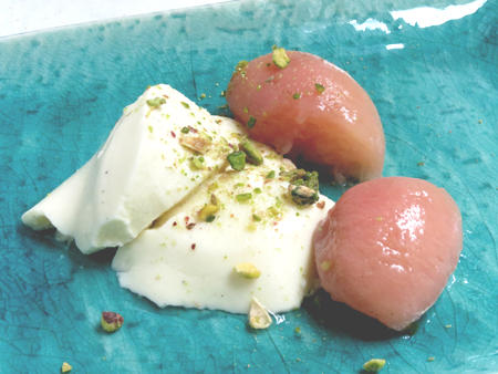 Pèches à l'anis, yaourt à l'orange